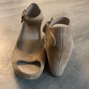 Johnston & Murphy peep toe wedges size 7.5